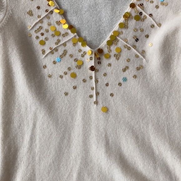 Beautiful cashmere cream coloured sweater purchased at Holt Renfrew size small - Picture 1 of 6